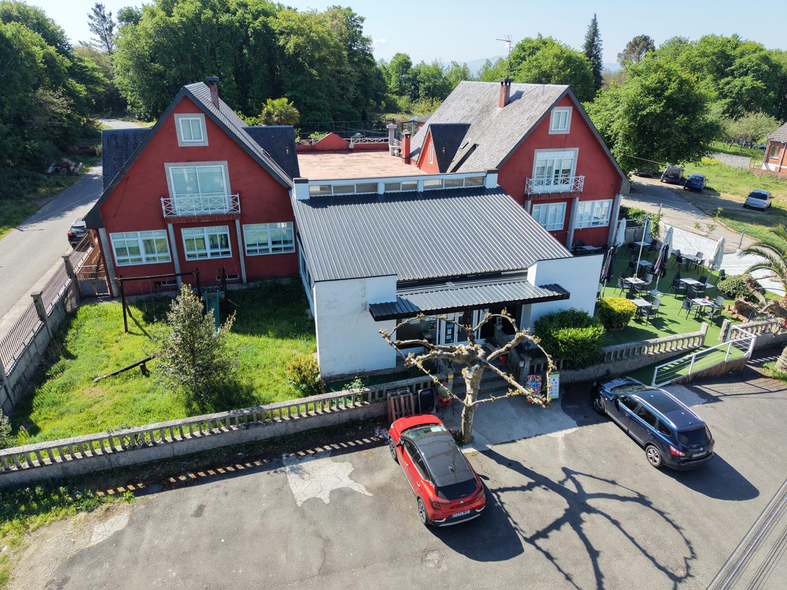 Vista aérea de la entrada y la terraza de Os Campeliños